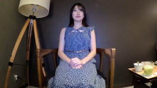 可愛又聽話的小女友，面對鏡頭還有點害羞…